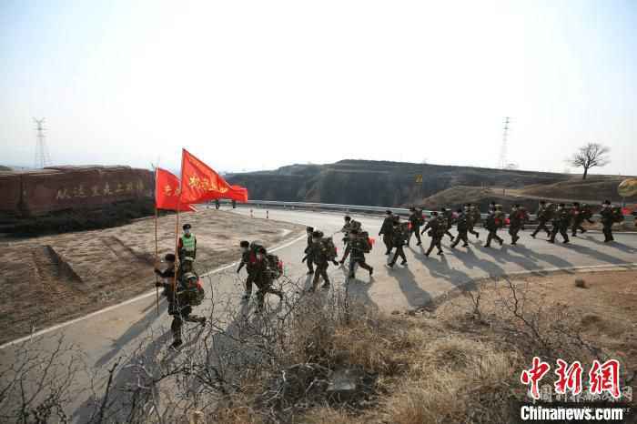 部隊(duì)迅速組織開進(jìn)，穿過城市、越過山地?！≈x強(qiáng) 攝