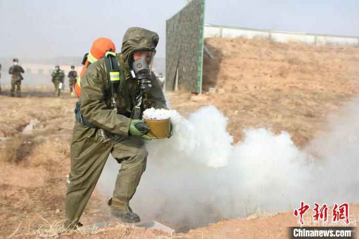 防化中隊(duì)官兵正在展開做作業(yè)，消除隱患?！≈x強(qiáng) 攝