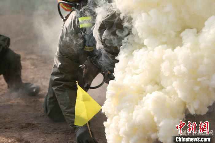 接到命令后，防化中隊(duì)官兵迅速穿戴好裝具，攜帶檢測、洗消裝備趕至事發(fā)地域并展開作業(yè)，消除隱患?！≈x強(qiáng) 攝