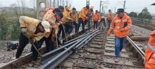 亳州線路車間：更換傷損設(shè)備，確保鐵路運(yùn)輸安全