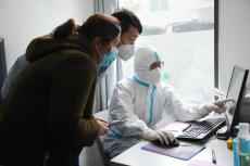 堅(jiān)持人民至上，疫情下就醫(yī)有制度也有溫度