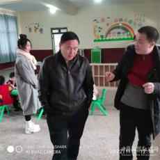 洞口縣教育局局長黃長軍深入茶場學(xué)?，F(xiàn)場辦公解難題