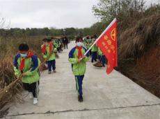 洞口縣茶場學(xué)校：進(jìn)行“我為社會(huì)做貢獻(xiàn)”學(xué)雷鋒活動(dòng)