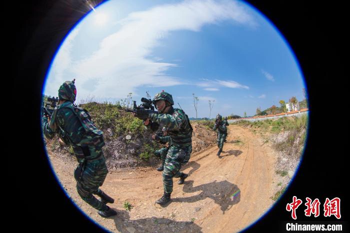 特戰(zhàn)隊(duì)員秘密接近?！≡览?攝