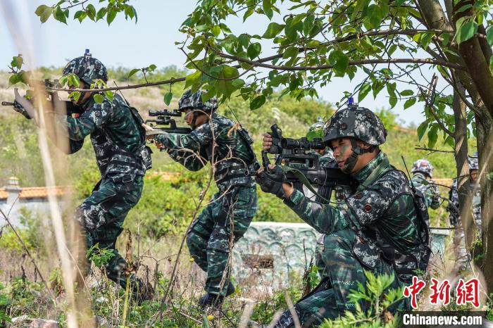 特戰(zhàn)隊(duì)員用手語(yǔ)告訴其他隊(duì)員前方情況?！『铘敃x 攝