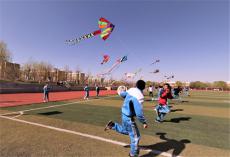 七十三團中學開展“青春心向黨?喜迎二十大”放風箏活動
