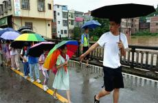 湖南新田：洪水無(wú)情老師有愛(ài)，讓每個(gè)孩子安全回家