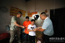 溫暖！前進(jìn)里社區(qū)愛(ài)心人士看望慰問(wèn)脆骨病男孩