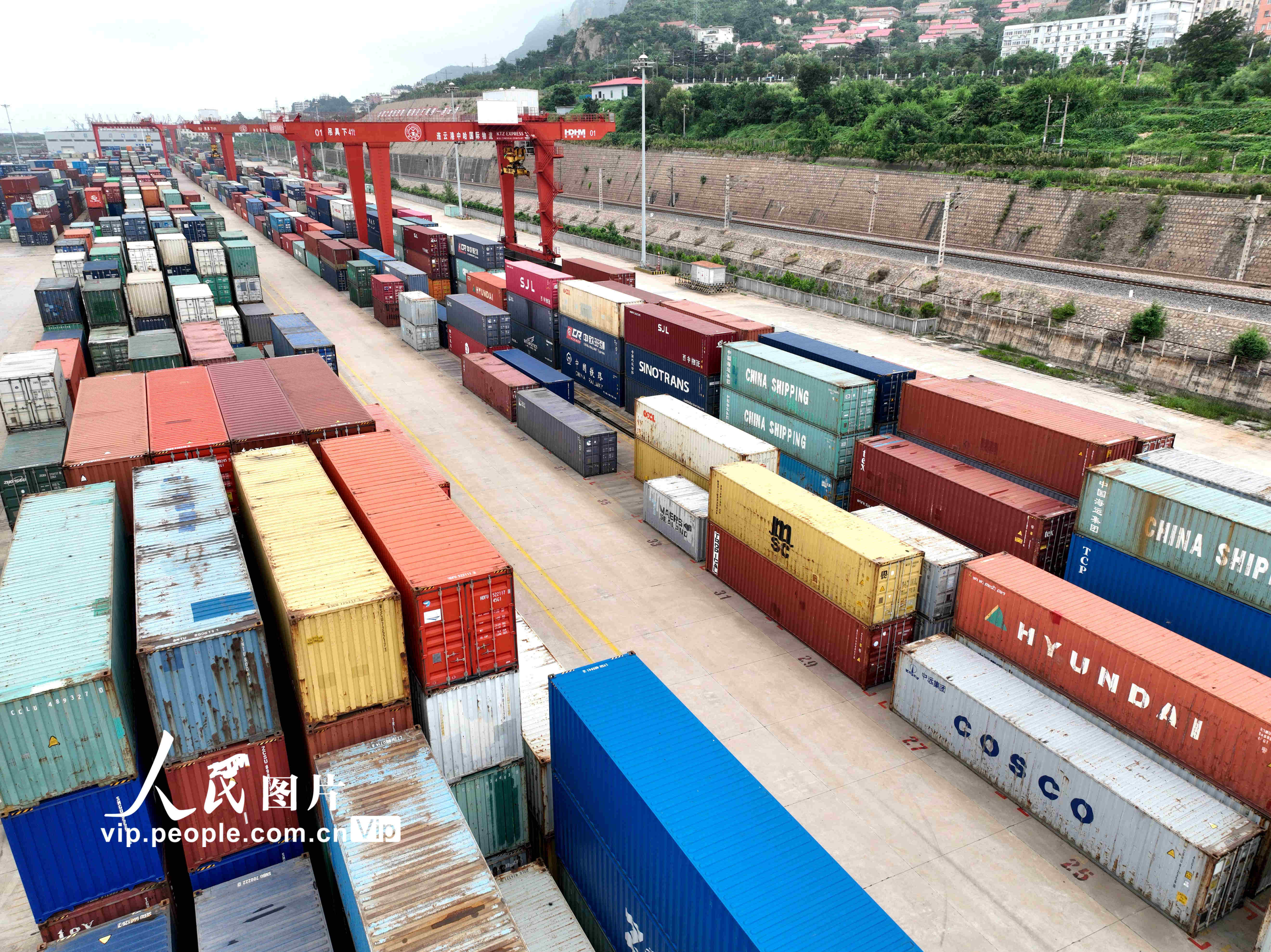 2022年8月10日，在江蘇連云港中哈物流基地，大型機(jī)械正往國(guó)際班列吊裝集裝箱。