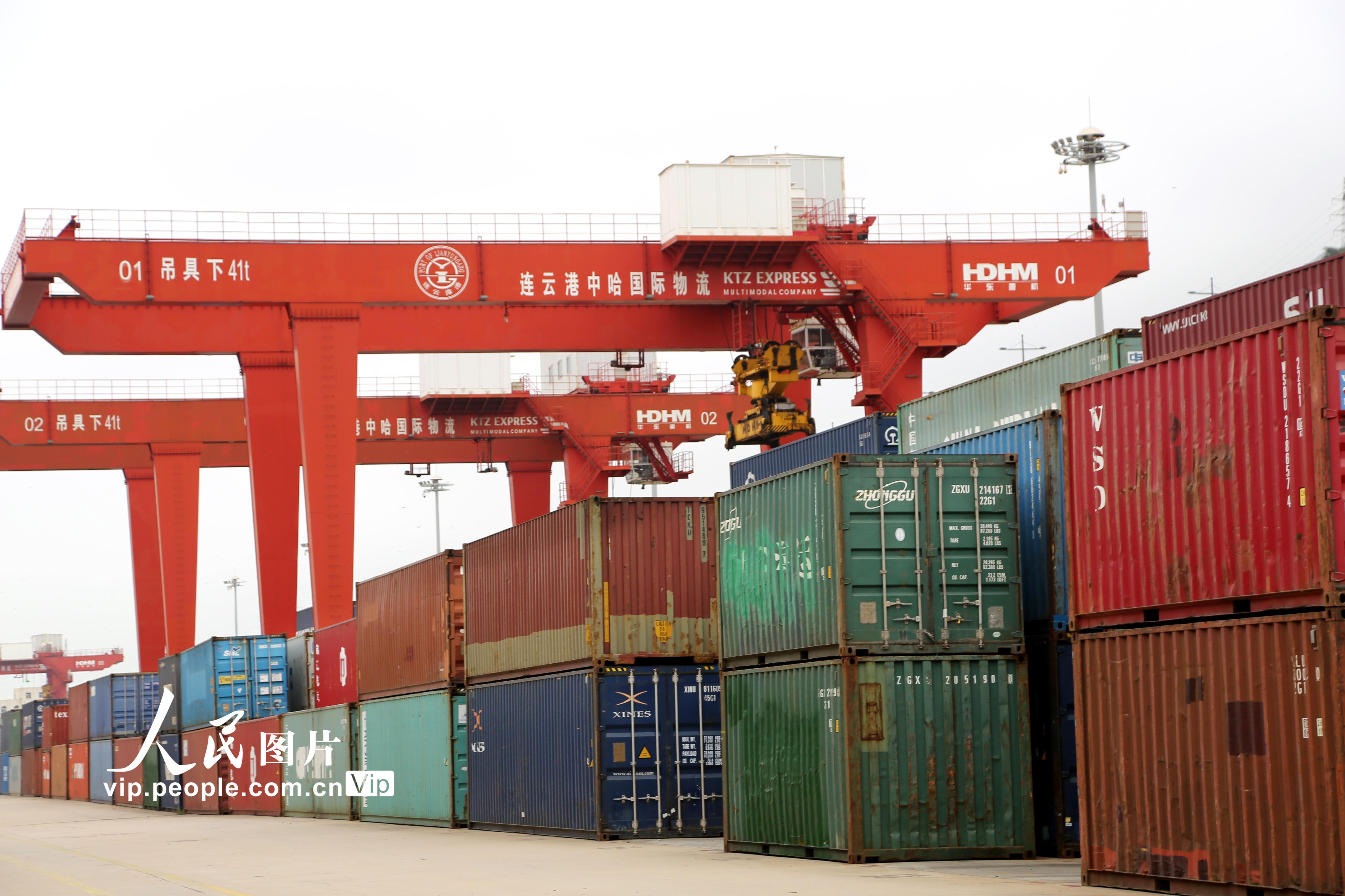 2022年8月10日，在江蘇連云港中哈物流基地，大型機(jī)械正往國(guó)際班列吊裝集裝箱。