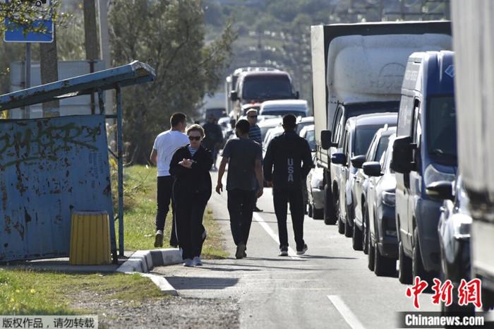 2022年10月8日，刻赤海峽附近排隊等候渡輪的車輛。