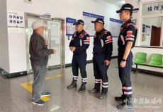 安徽休寧：警民齊幫走失老伯找到家人