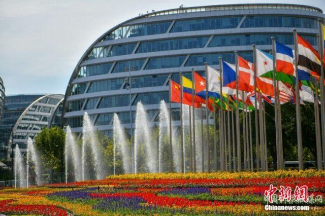 第五屆進(jìn)博會(huì)場(chǎng)館景觀裝飾全面定妝。 陳夢(mèng)澤 攝