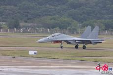 中國航展倒計(jì)時(shí)：殲-16D冒雨抵達(dá)