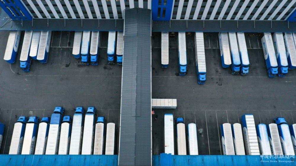 這是11月10日在位于貴州省龍里縣的貴州快遞物流園拍攝的快遞車輛（無人機照片）。新華社記者 楊文斌 攝