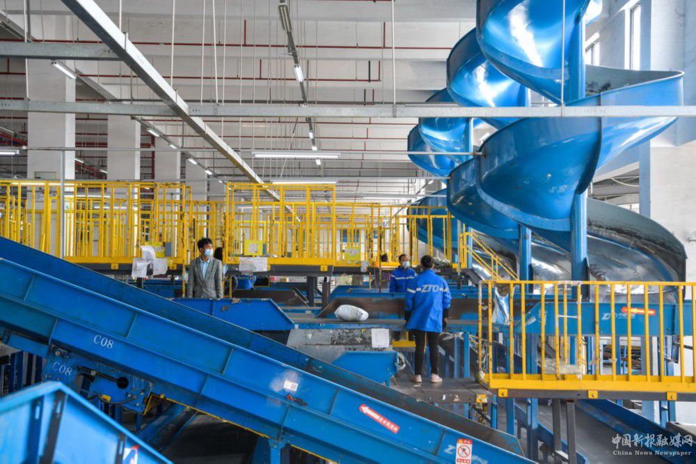 11月10日，工作人員在位于貴州省龍里縣的貴州快遞物流園一家快遞分撥中心分揀快遞。新華社記者 楊文斌 攝