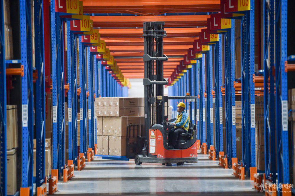 11月10日，在位于江蘇省南京市江寧區(qū)的蘇寧華東物流中心，工人駕駛叉車搬運商品。新華社發(fā)（方東旭 攝）