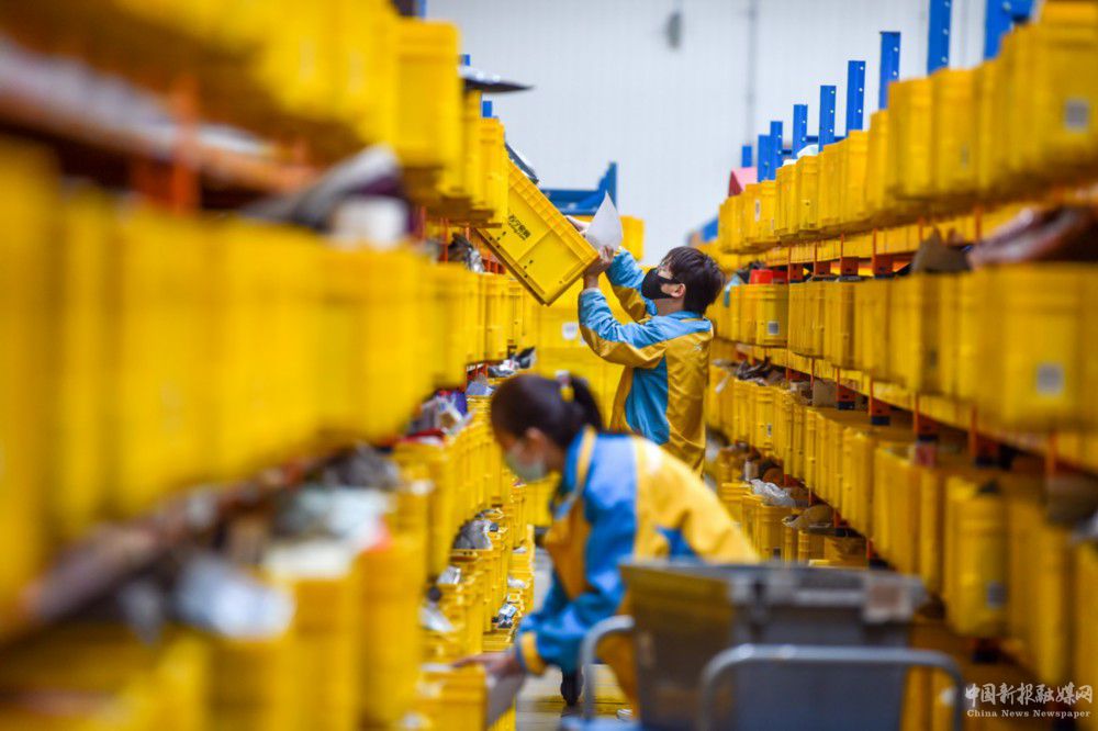 11月10日，在位于江蘇省南京市江寧區(qū)的蘇寧華東物流中心，工人在揀選商品。新華社發(fā)（方東旭 攝）