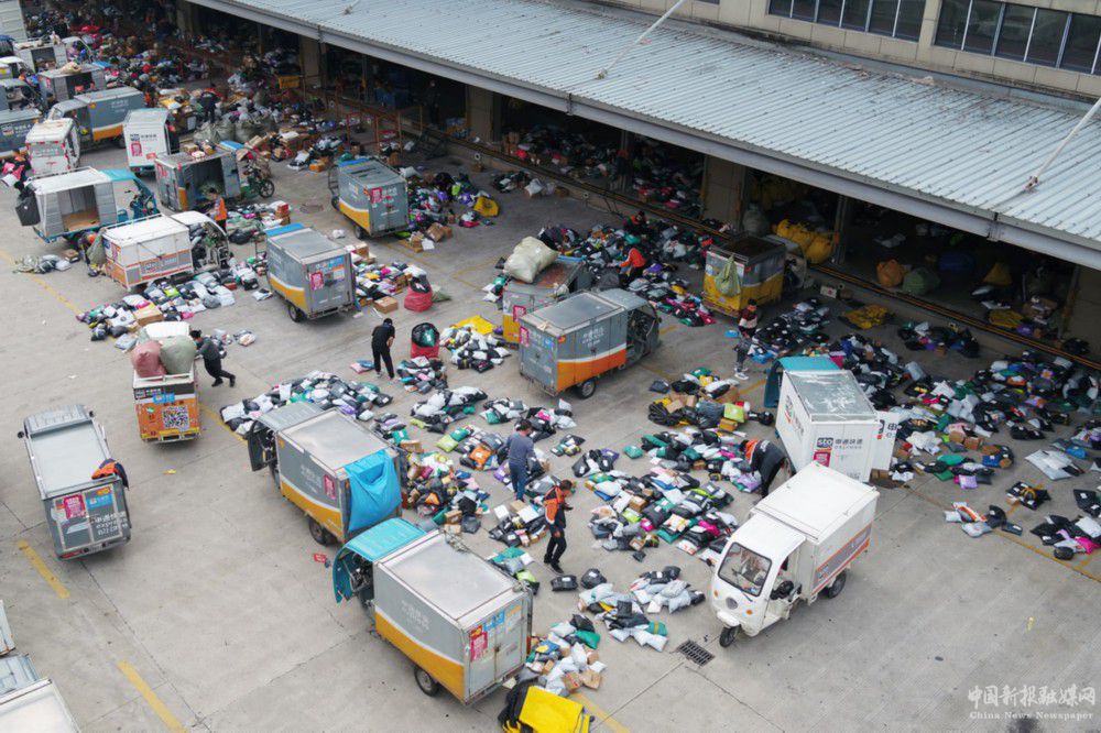 11月9日，在浙江省湖州市吳興區(qū)織里鎮(zhèn)，工作人員在分揀快遞包裹（無人機照片）。新華社發(fā)（何偉衛(wèi) 攝）