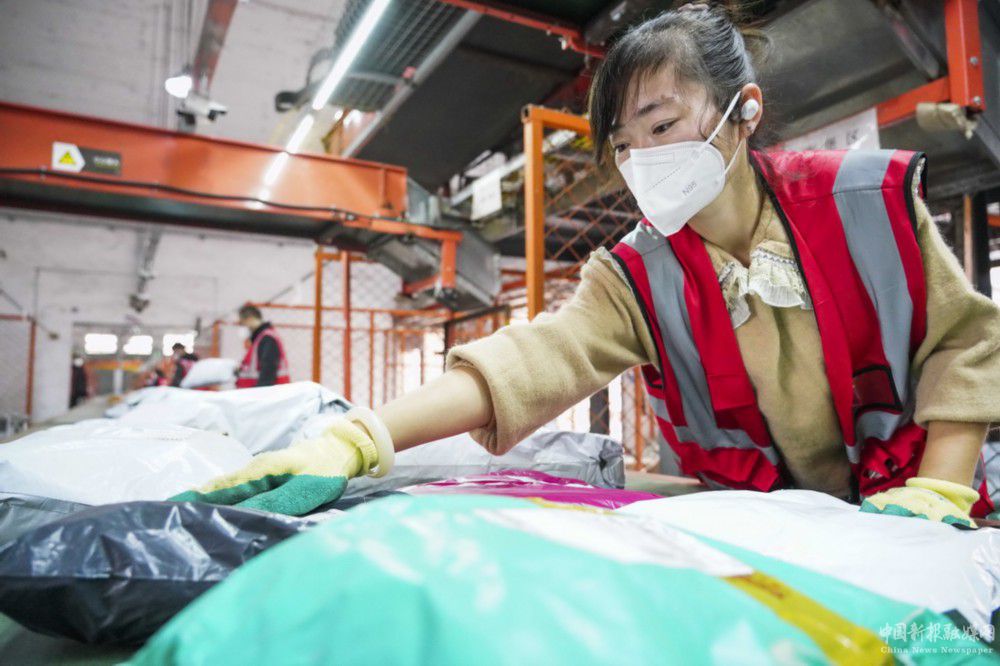 11月9日，河北省唐山市開平區(qū)一家快遞公司的工作人員在分揀快遞。新華社發(fā)（劉滿倉 攝）