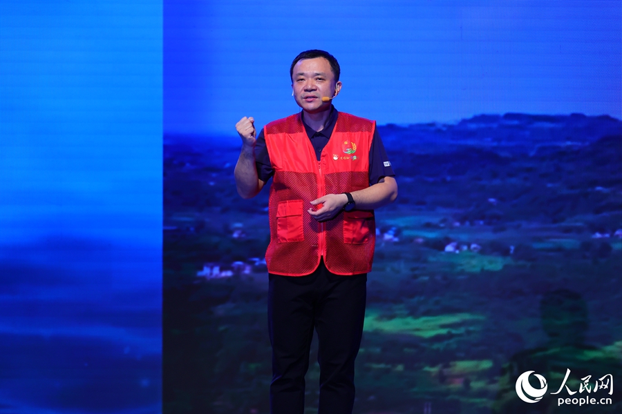 林書任與父親在大涼山。受訪者供圖