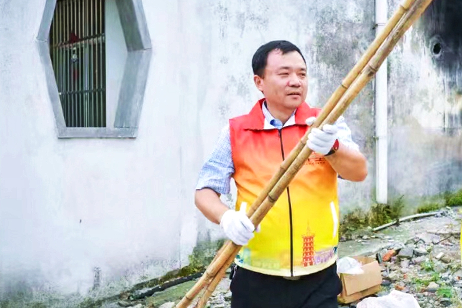 邱峰在村中工作。受訪者供圖