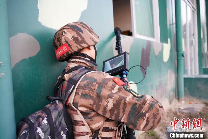 圖為特戰(zhàn)隊員運用裝備開展偵察?！↑S永峰 攝