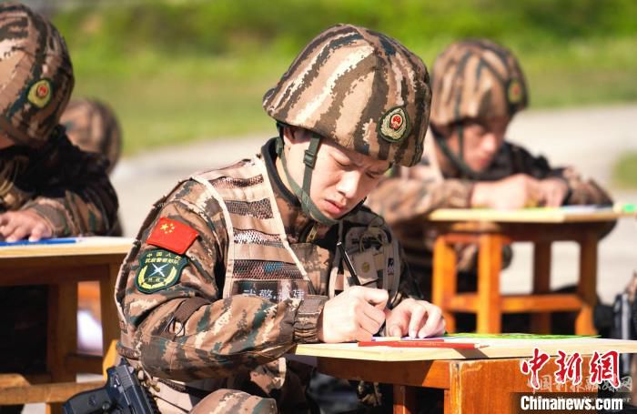 圖為特戰(zhàn)隊員進行速記速寫。　黃永峰 攝