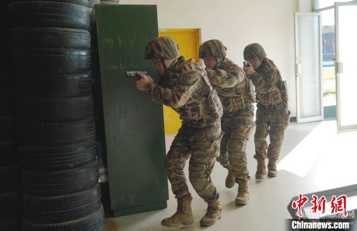 圖為特戰(zhàn)隊員搜索民房。　黃永峰 攝