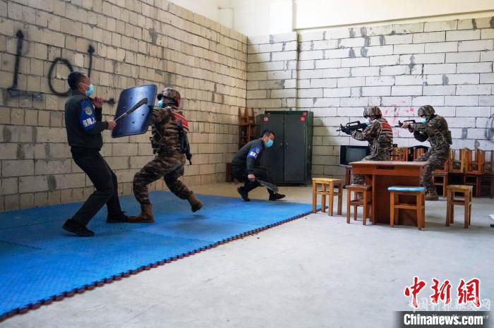 圖為特戰(zhàn)隊員捕殲“恐怖分子”?！↑S永峰 攝