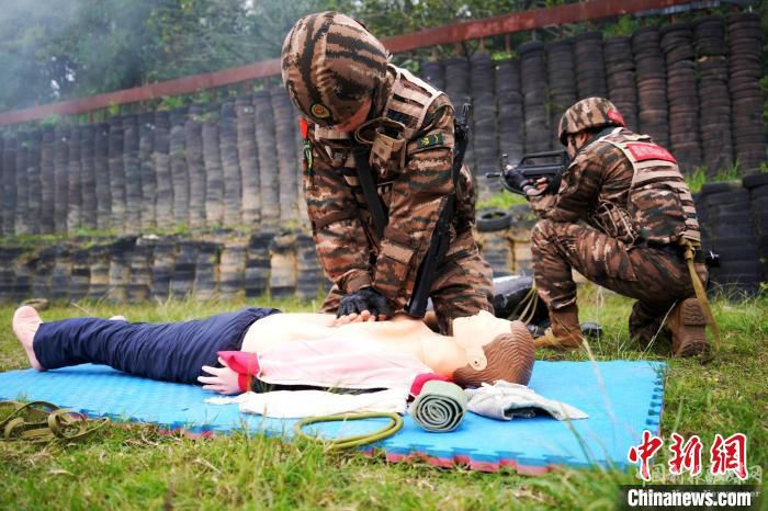 圖為特戰(zhàn)隊員模擬搶救傷員?！↑S永峰 攝