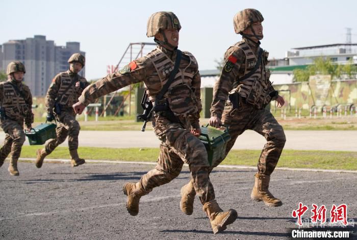 圖為特戰(zhàn)小隊百米接力訓練。　黃永峰 攝