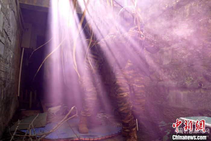 圖為特戰(zhàn)隊員穿越“染毒區(qū)”?！↑S永峰 攝