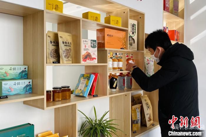 游客挑選“大下姜”農(nóng)特產(chǎn)品?！″X晨菲 攝