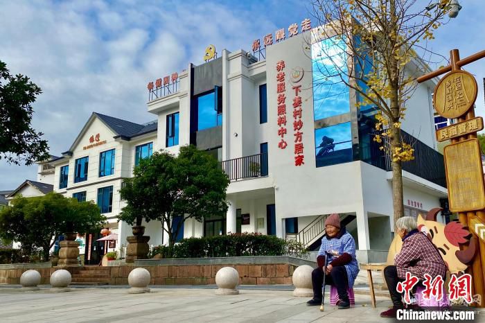 老人在村照料中心前曬太陽(yáng)?！″X晨菲 攝