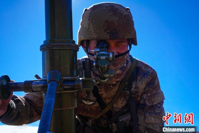 測量瞄準(zhǔn)。　吳蒙昆 攝