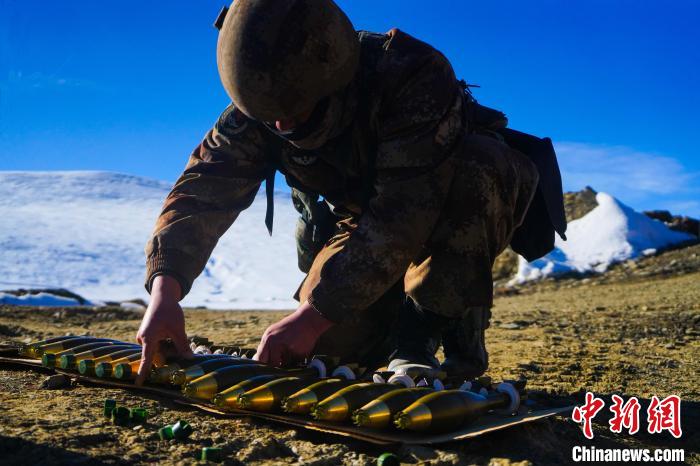 檢查彈藥?！敲衫?攝