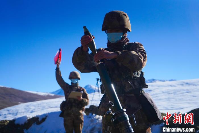 裝填彈藥，準(zhǔn)備發(fā)射?！敲衫?攝