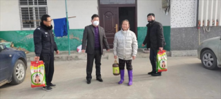 湖北省沙洋縣后港鎮(zhèn)唐臺(tái)村開展“節(jié)前敲門”活動(dòng)