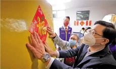 李家超走訪街市為市民送新年祝福：兔年的香港會(huì)更好
