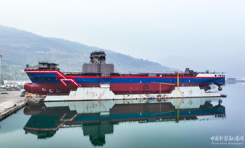 3月29日，中國首艘萬噸級遠(yuǎn)洋通信海纜鋪設(shè)船“龍吟9”號在江西瑞昌市下巢湖下水。江西江州聯(lián)合造船有限責(zé)任公司供圖