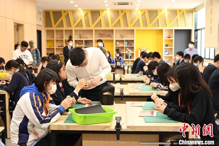 學(xué)生在執(zhí)信中學(xué)天河校區(qū)體驗?zāi)竟嵺`課程。　陳楚紅 攝