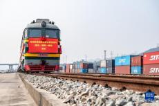 首班陸海新通道跨境鐵公聯(lián)運班列成功開行