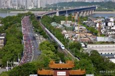 時(shí)隔三年 武漢馬拉松鳴槍開跑