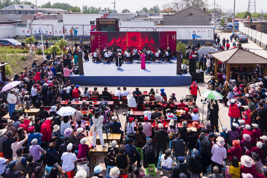 高陽縣博士莊村紀念張惠云先生誕辰83周年名家名段演唱會現(xiàn)場航拍圖。 范寶全攝