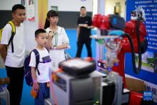 “數(shù)博會(huì)”上的青少年們