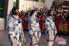 神舟十六號(hào)載人飛行任務(wù)航天員乘組領(lǐng)命出征