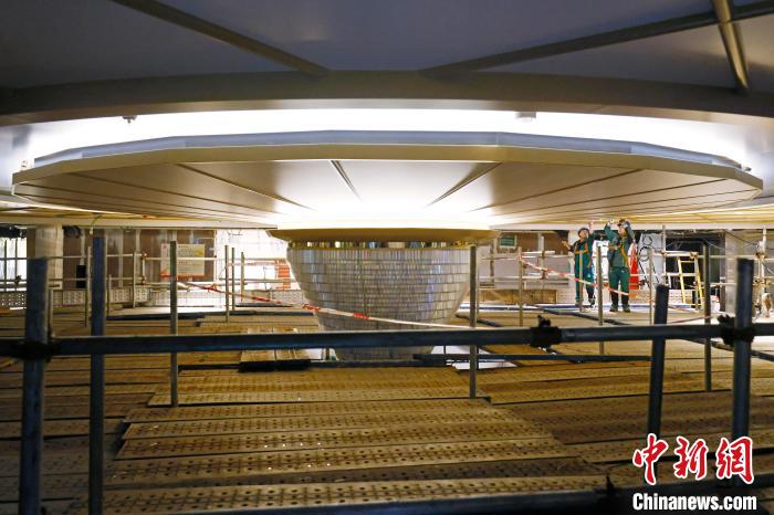 工作人員在船內(nèi)中央接待處進(jìn)行裝修施工?！∫罅⑶?攝