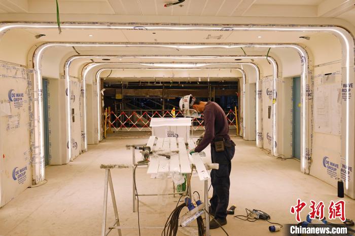 工作人員在船內(nèi)進(jìn)行各個(gè)區(qū)域裝修?！∫罅⑶?攝