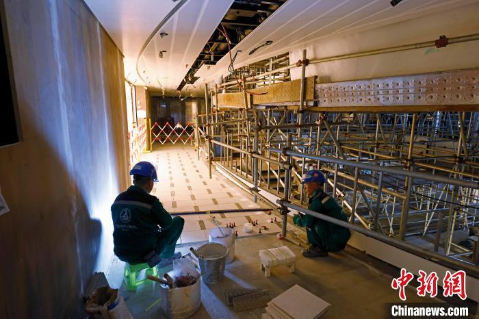 工作人員在船內(nèi)進(jìn)行各個(gè)區(qū)域裝修?！∫罅⑶?攝